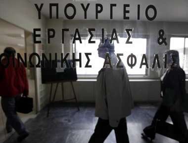 Η εισβολή του «Ρουβίκωνα» στο υπουργείο Εργασίας (βίντεο)